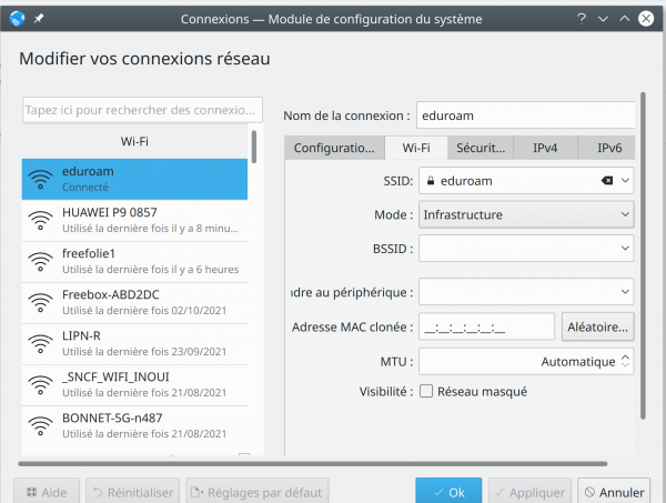  Image qui montre une fenêtre avec les configurations réseaux. Les onglets montrés sont : Wifi, Sécurité, IPv4, et IPv6. L'onglet actif est "Wifi", et dans cet onglet, les champs suivants sont montrés (sans valeurs associées) : SSID, Mode, BSSID, Adresse MAC