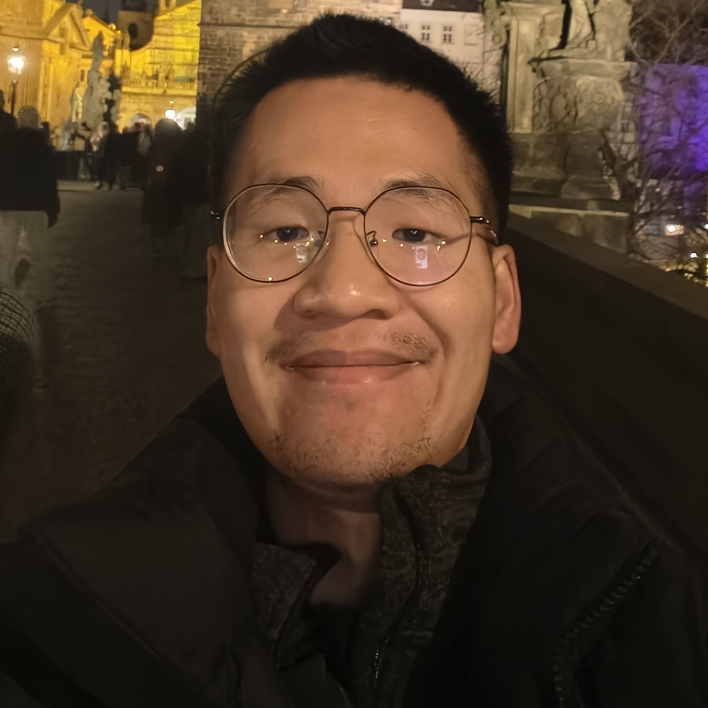 A yellow smiley face looking away (author: Mystìc @ Wikicommons)